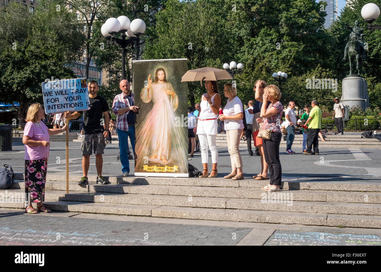 Christliche Gruppe zeigt ein Gemälde von Christus am Union Square in New York City zu widmen Stockfoto