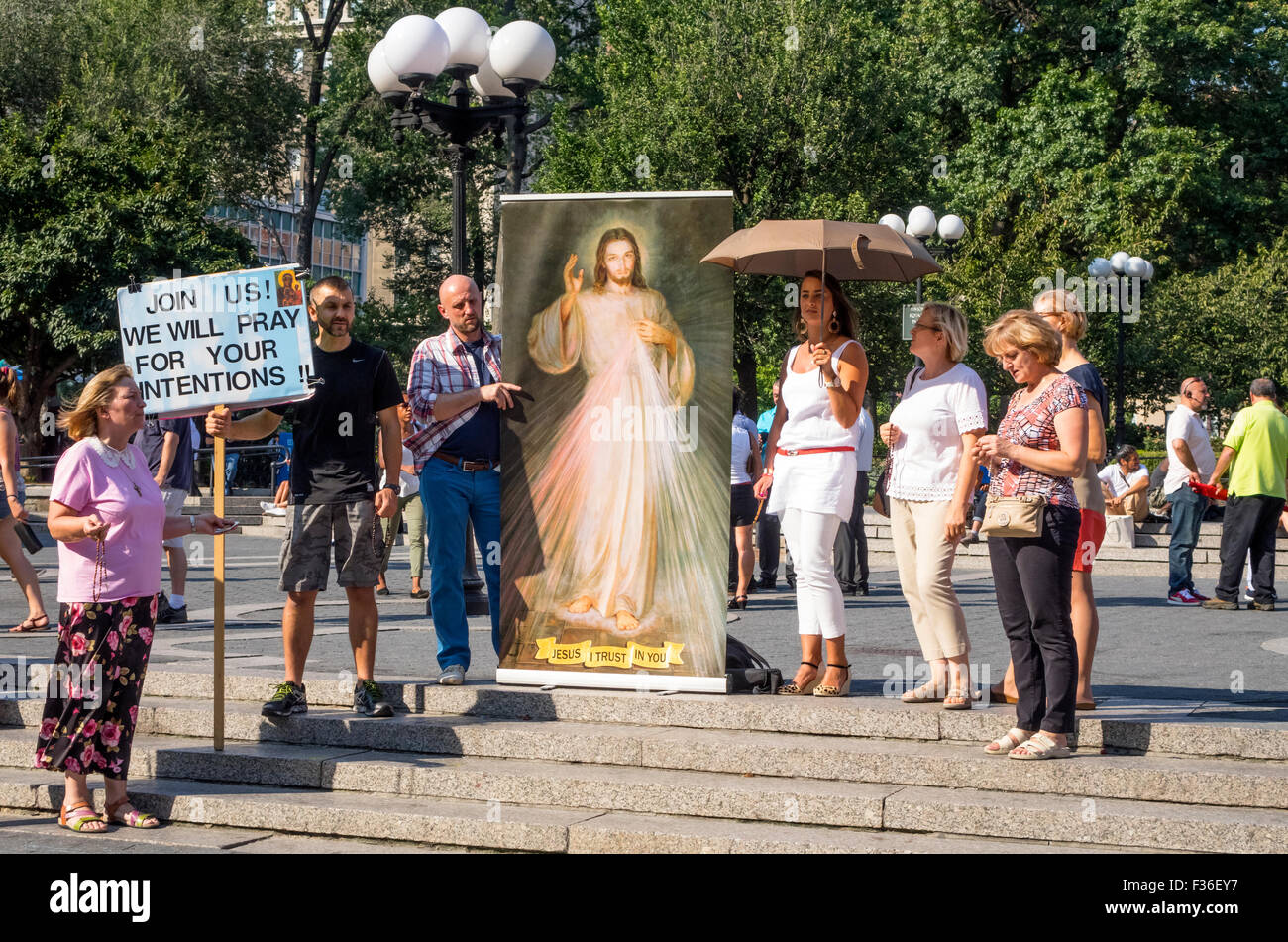 Christliche Gruppe zeigt ein Gemälde von Christus am Union Square in New York City zu widmen Stockfoto