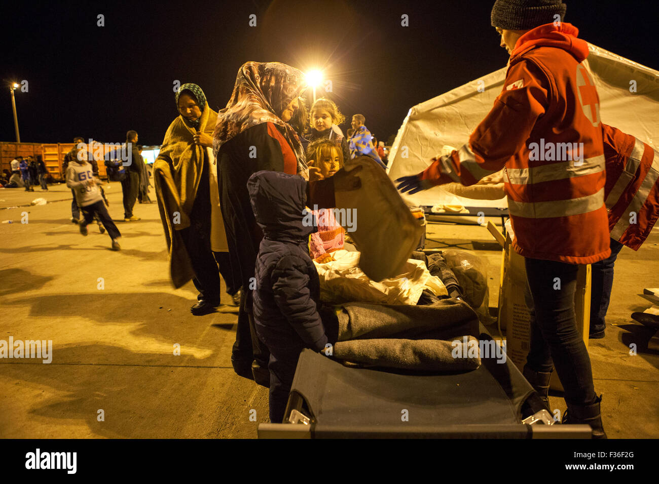 Flüchtlinge erhält Decken des österreichischen Roten Kreuzes am Grenzübergang in der Nähe von Nickelsdorf an der ungarisch - österreichischen Grenze Stockfoto