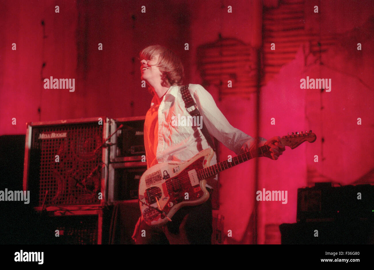 Thurston Moore von Sonic Youth führt während der 1995 Lollapalooza Konzert am Deer Creek Music Center in Noblesville, Indiana. Stockfoto