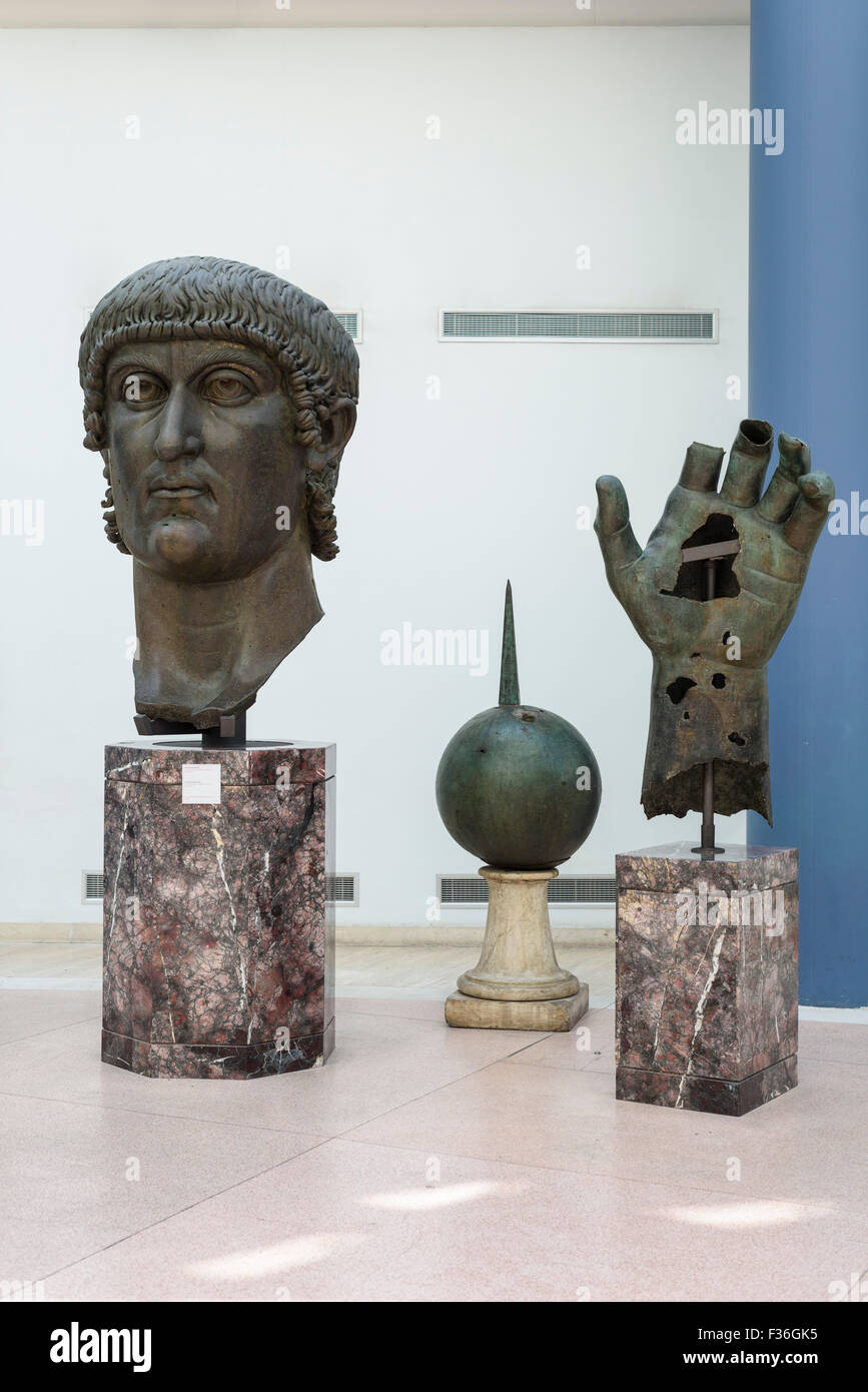 Rom. Italien. Fragmente der kolossale Bronzestatue von Konstantin dem großen, 4. C AD, Kapitolinischen Museen. Stockfoto