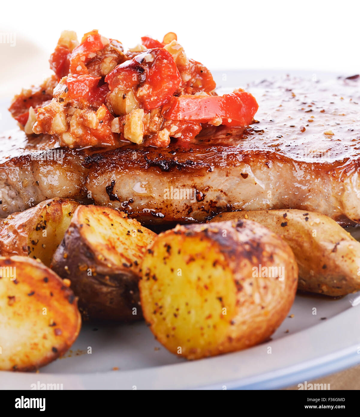 Gebratene Lende Steak mit Kartoffeln Fingerling und Romesco-Sauce Stockfoto