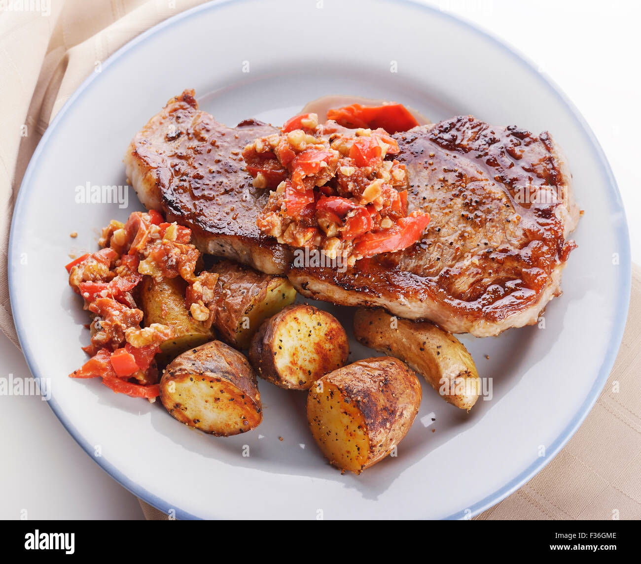 Gebratene Lende Steak mit Kartoffeln Fingerling und Romesco-Sauce Stockfoto