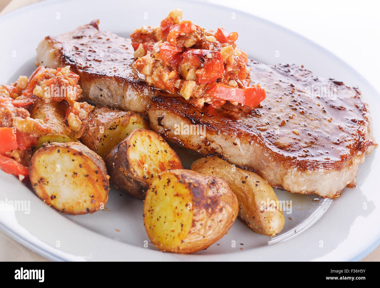 Gebratene Lende Steak mit Kartoffeln Fingerling und Romesco-Sauce Stockfoto