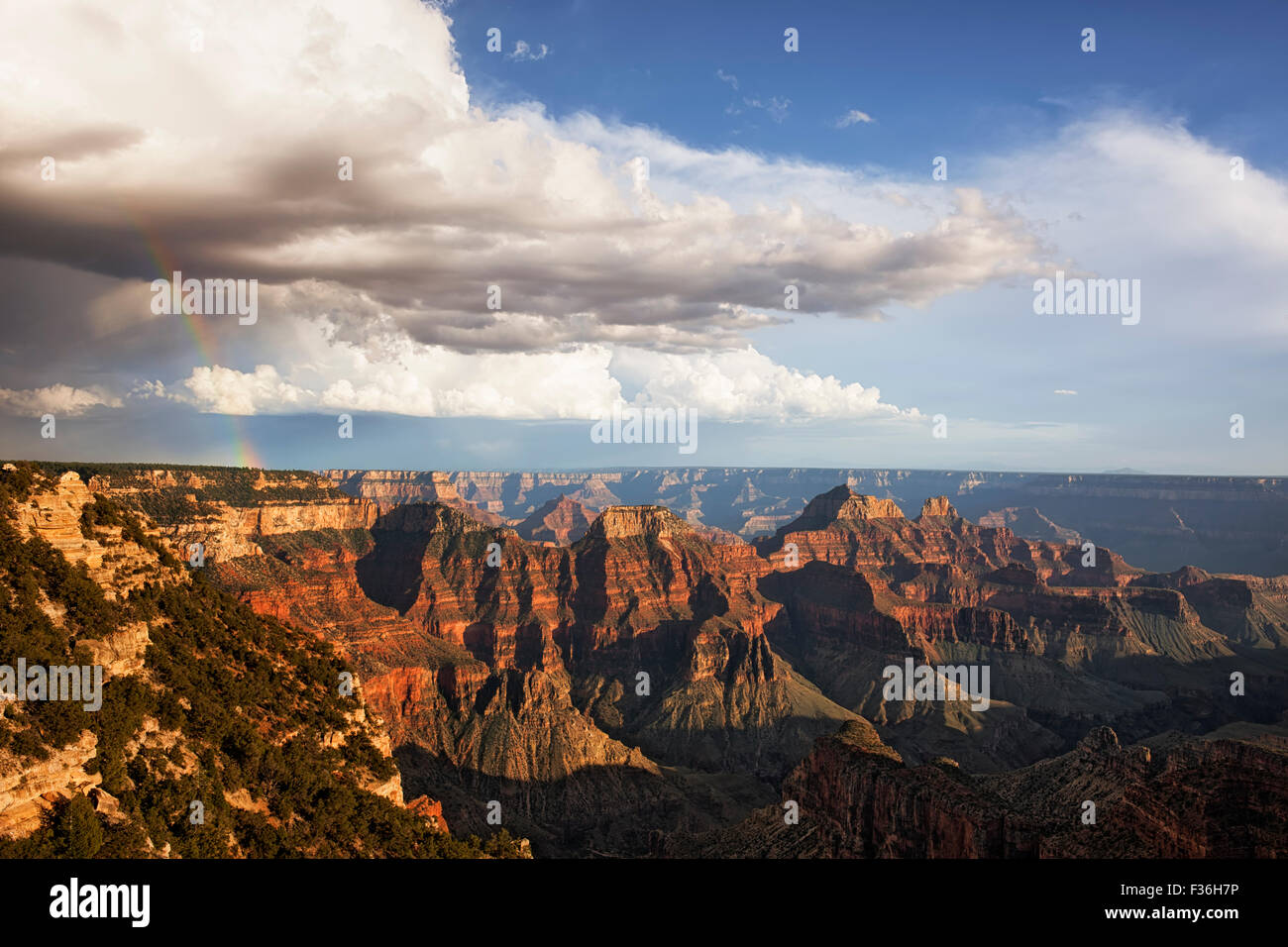 Vorbeifahrenden Duschen und Sonne bricht Erstellen dieser Regenbogen über den North Rim von Arizona Grand Canyon National Park. Stockfoto