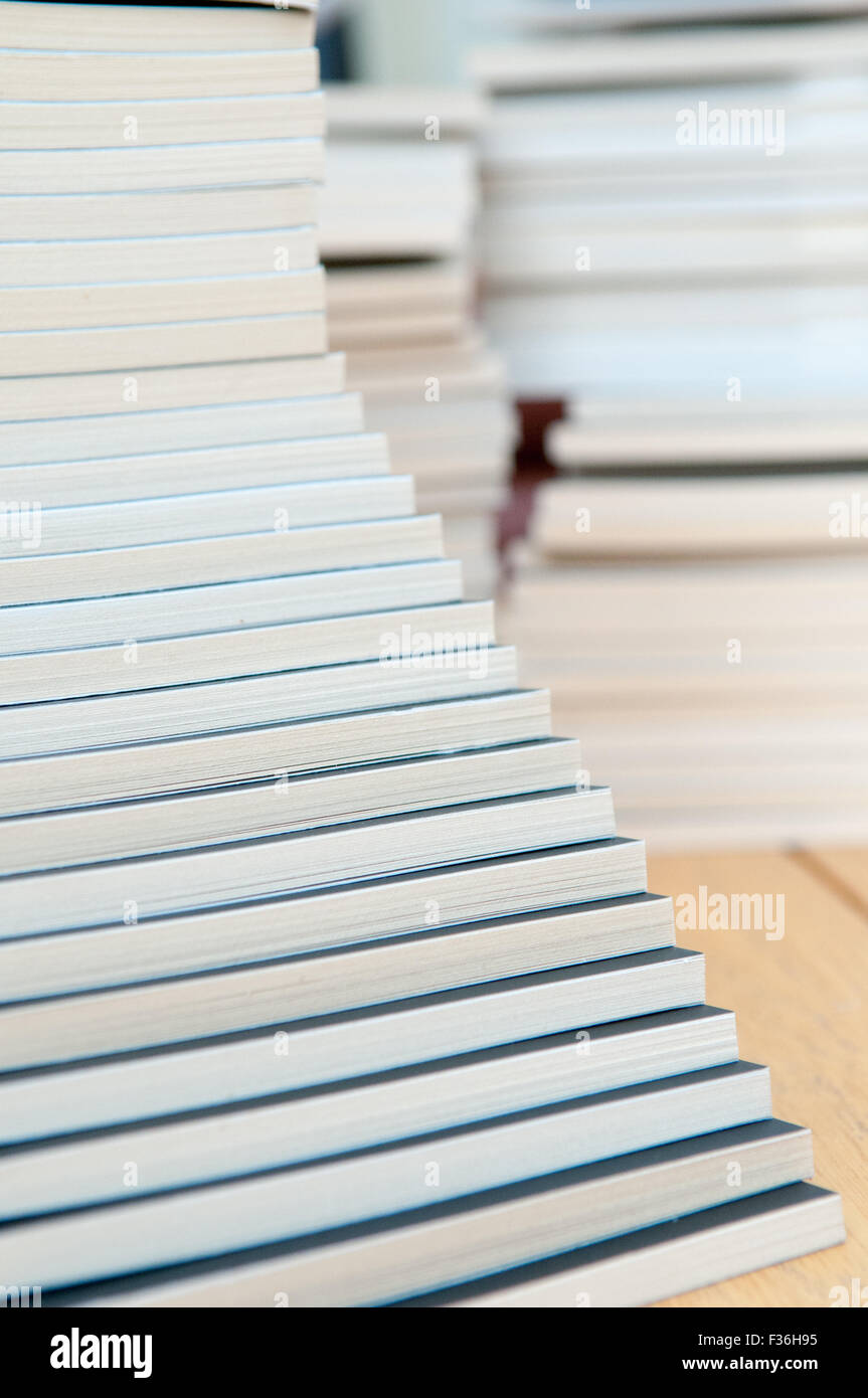 Große Haufen gestapelt Bücher Stockfoto