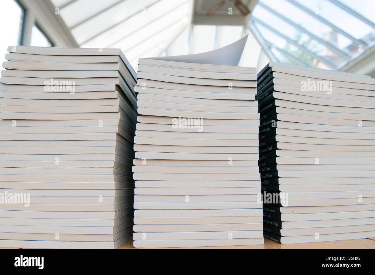 Große Haufen gestapelt Bücher Stockfoto