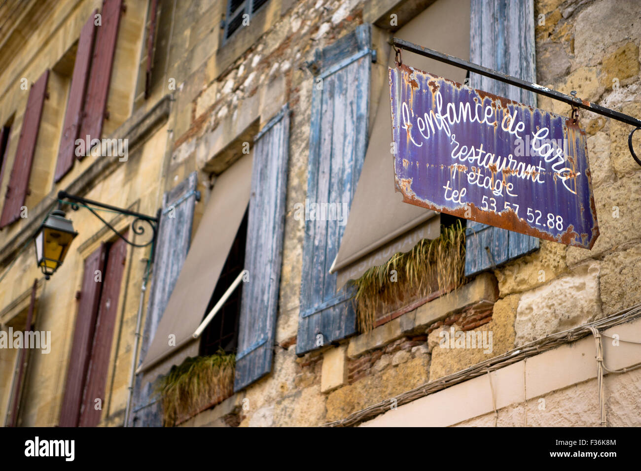 Altfranzösisch stillgelegten Restaurant mit alten bemalten Schild Stockfoto