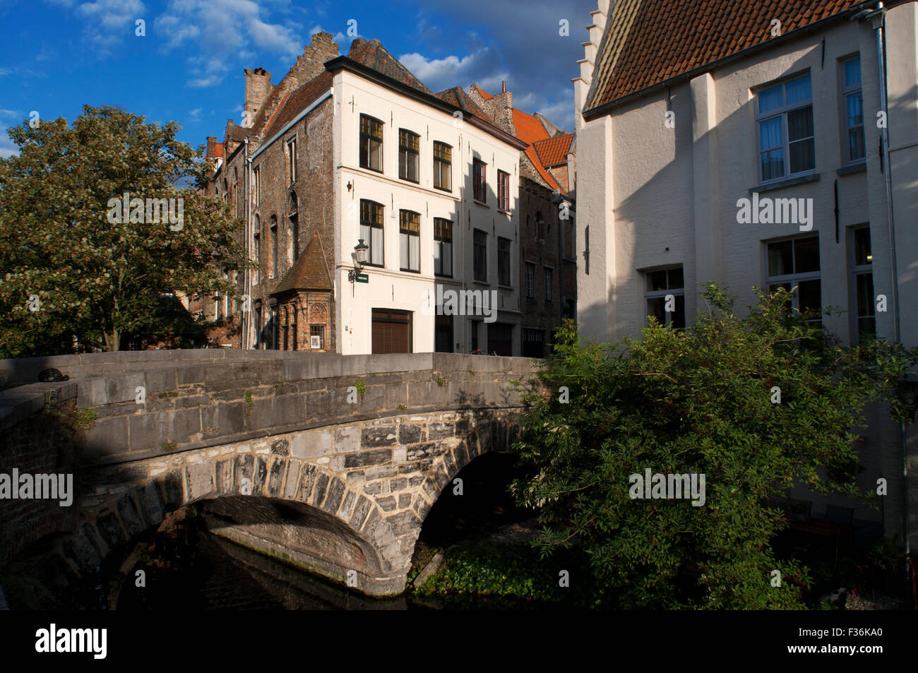 Brücke über einen der Kanäle in Brügge, Belgien. Sehenswürdigkeiten in Brügge sind die mehr als 50 Brücken, die die Kanäle überspannen Stockfoto