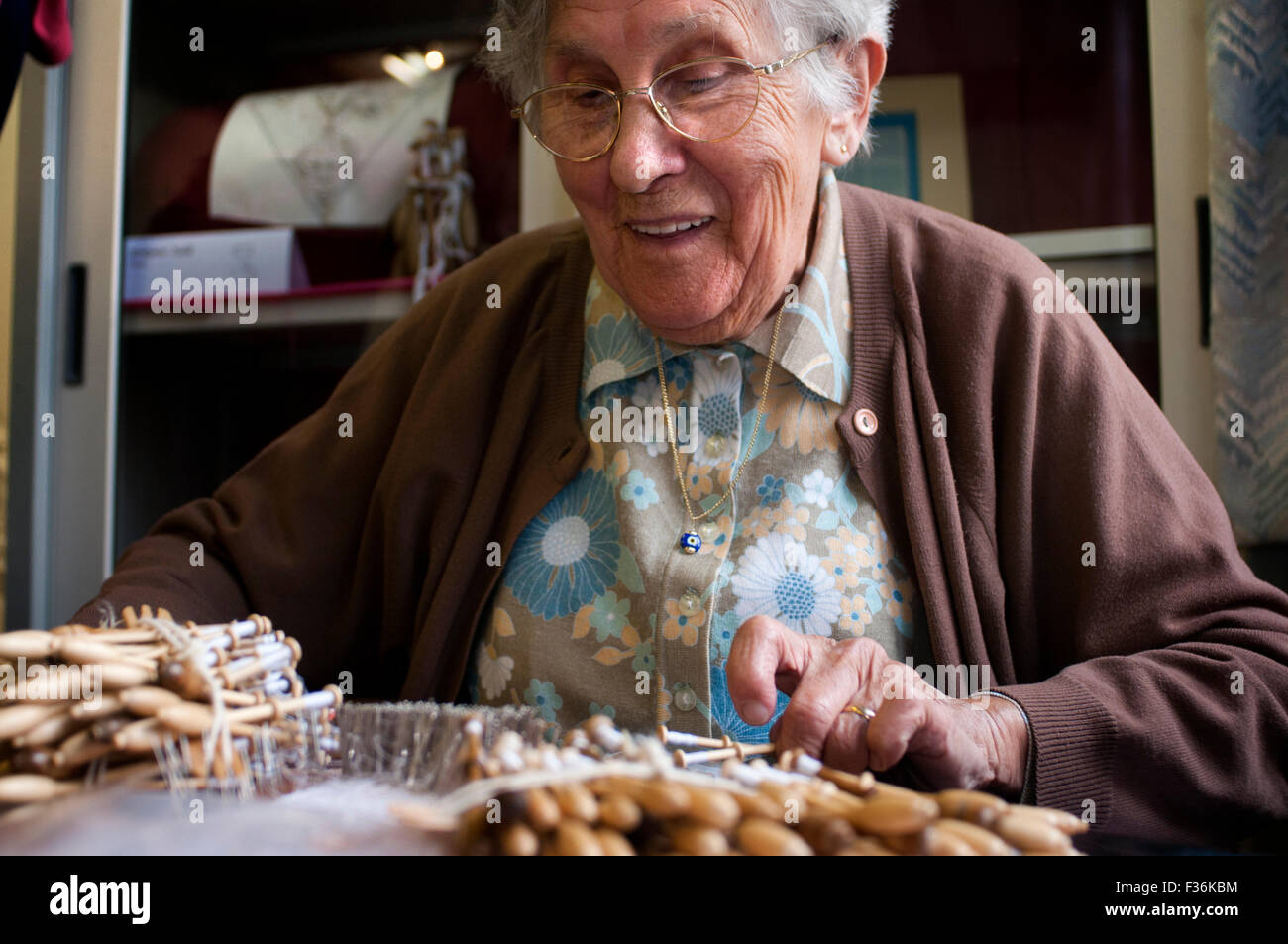 Brügge Kantcentrum. ummer Kantcentrum (Mitte der Spitze), Brügge. Eine alte Dame zeigt die Kunst der Klöppelspitzen-in Stockfoto