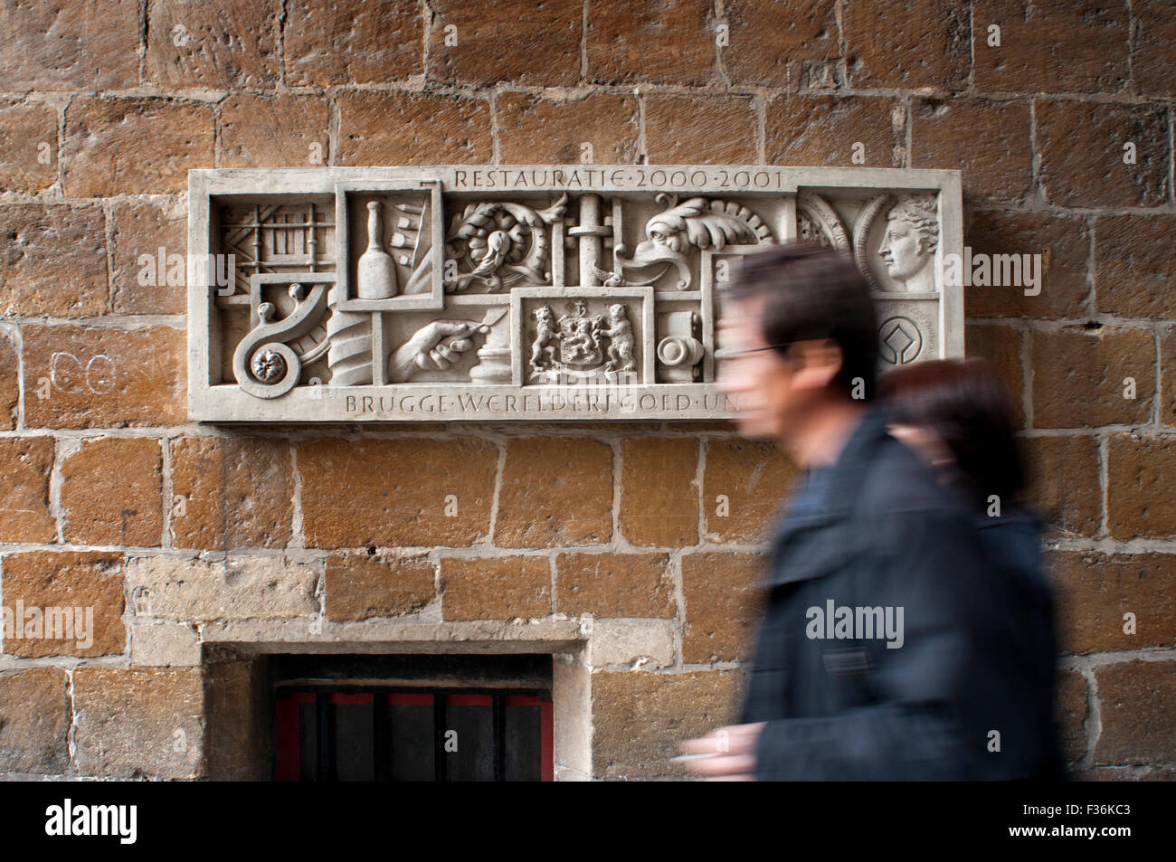 Restaurierung-Gedenktafel in blinde Esel Gasse Torbogen in den Burgplatz, Brügge City, West-Flandern in der flämischen Region von Be Stockfoto