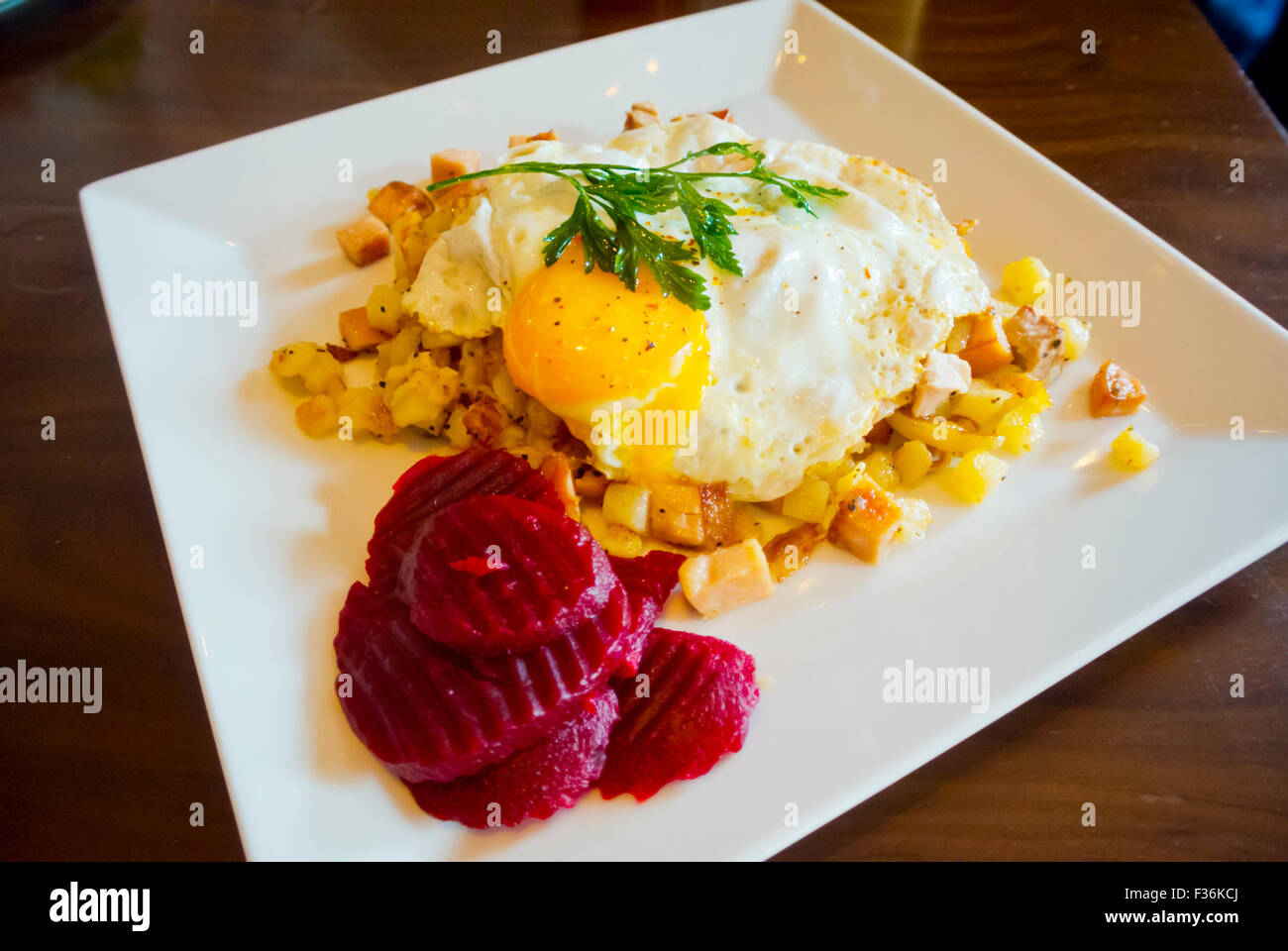 Pytt ich Panna, Kartoffel-Hash mit Roter Beete, Gamla Stan, Altstadt, Stockholm, Schweden Stockfoto