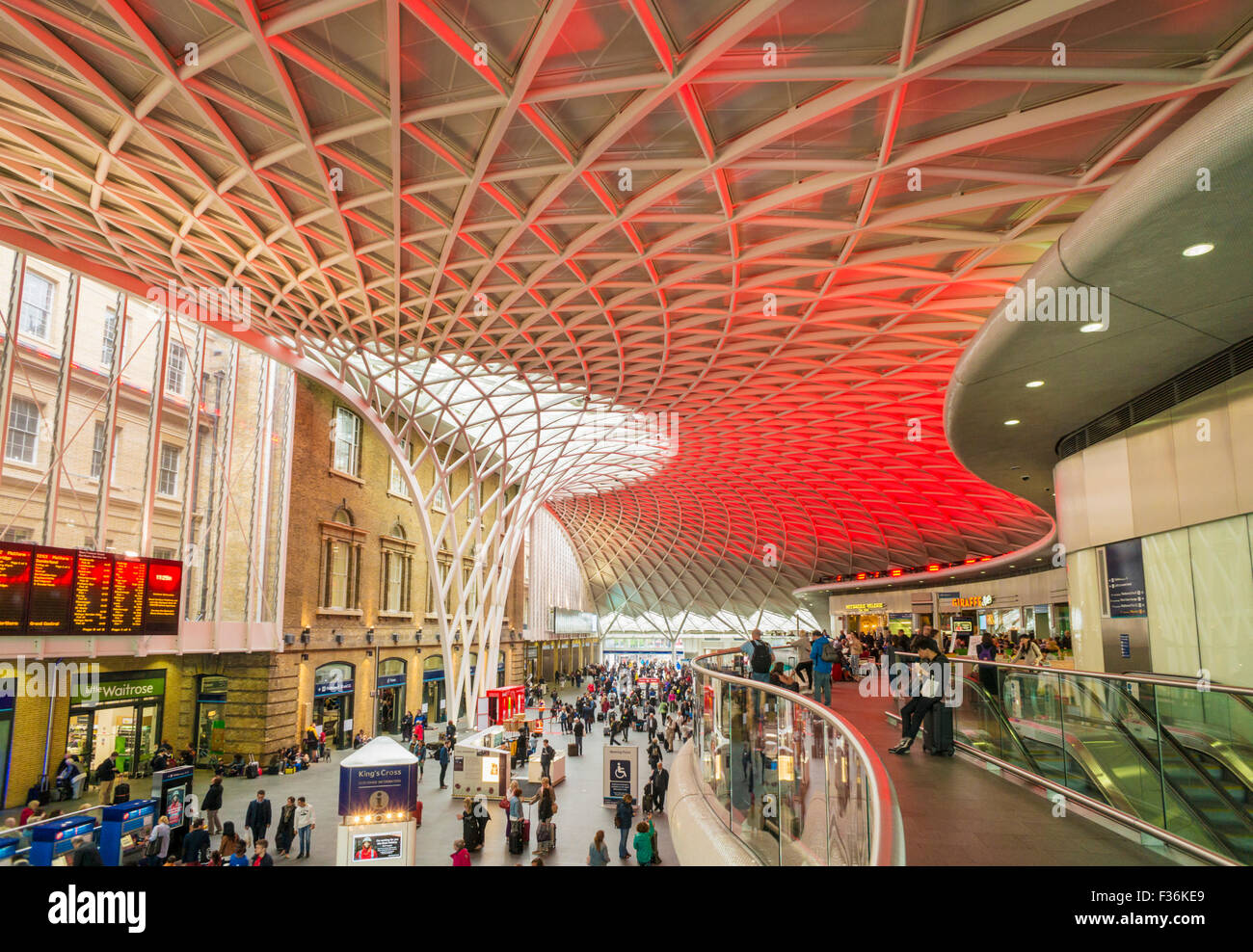 Die neue halbrunde Abfahrten Bahnhofshalle an der Kings cross Station Euston Road Kings Cross London England UK GB EU Europa Stockfoto