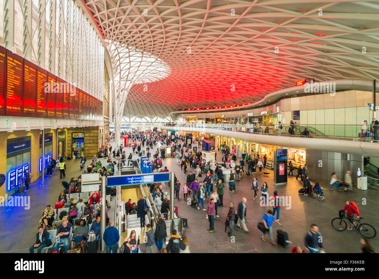 Die neue halbrunde Abfahrten Bahnhofshalle an der Kings cross Station Euston Road Kings Cross London England UK GB EU Europa Stockfoto