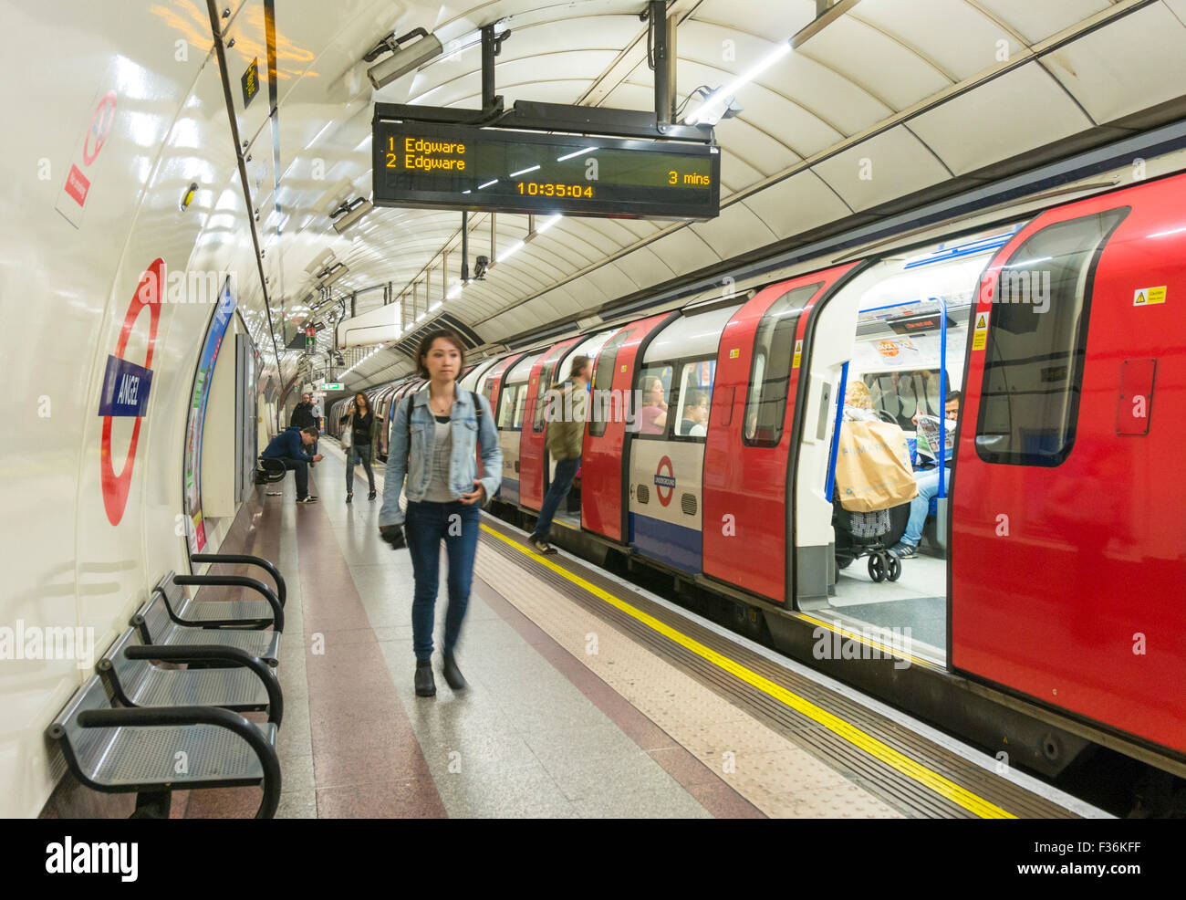 Pendler nach dem Aussteigen aus einem stationären u-Bahn an einer Londoner u-Bahn-Station Plattform London England UK Gb EU Europa Stockfoto