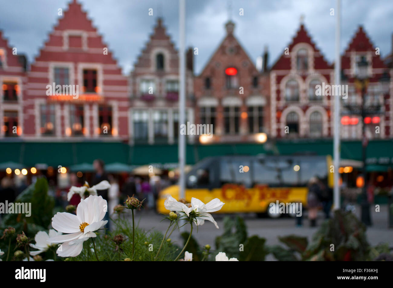 Brügge. Der Marktplatz und die Burg, die beide im Zentrum der Altstadt gelegen sind die großen Plätze um Ihre Tour zu starten. Der Markt Stockfoto