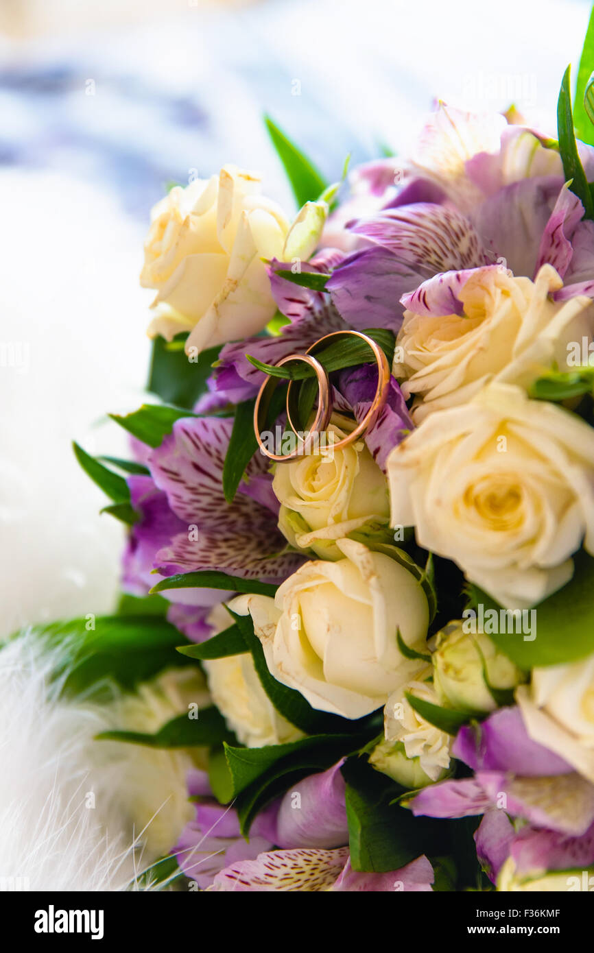 Blumen und Trauringe Stockfoto
