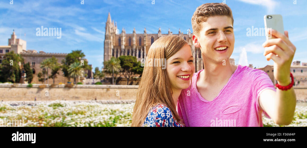 Junge Liebe paar unter einem Selfie auf Mallorca Stockfoto