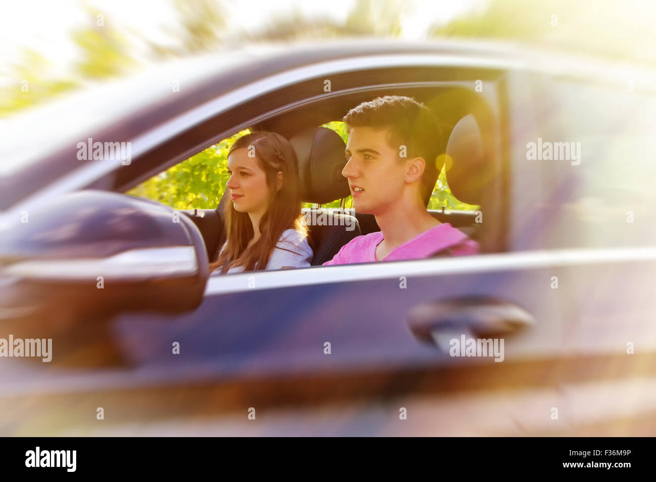 Glückliches Paar im Auto Stockfoto