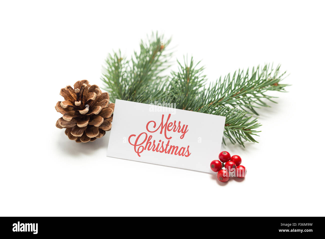 Weihnachtsgrüße. Grusskarte mit Kiefer Kegel und Holly Beeren. Stockfoto
