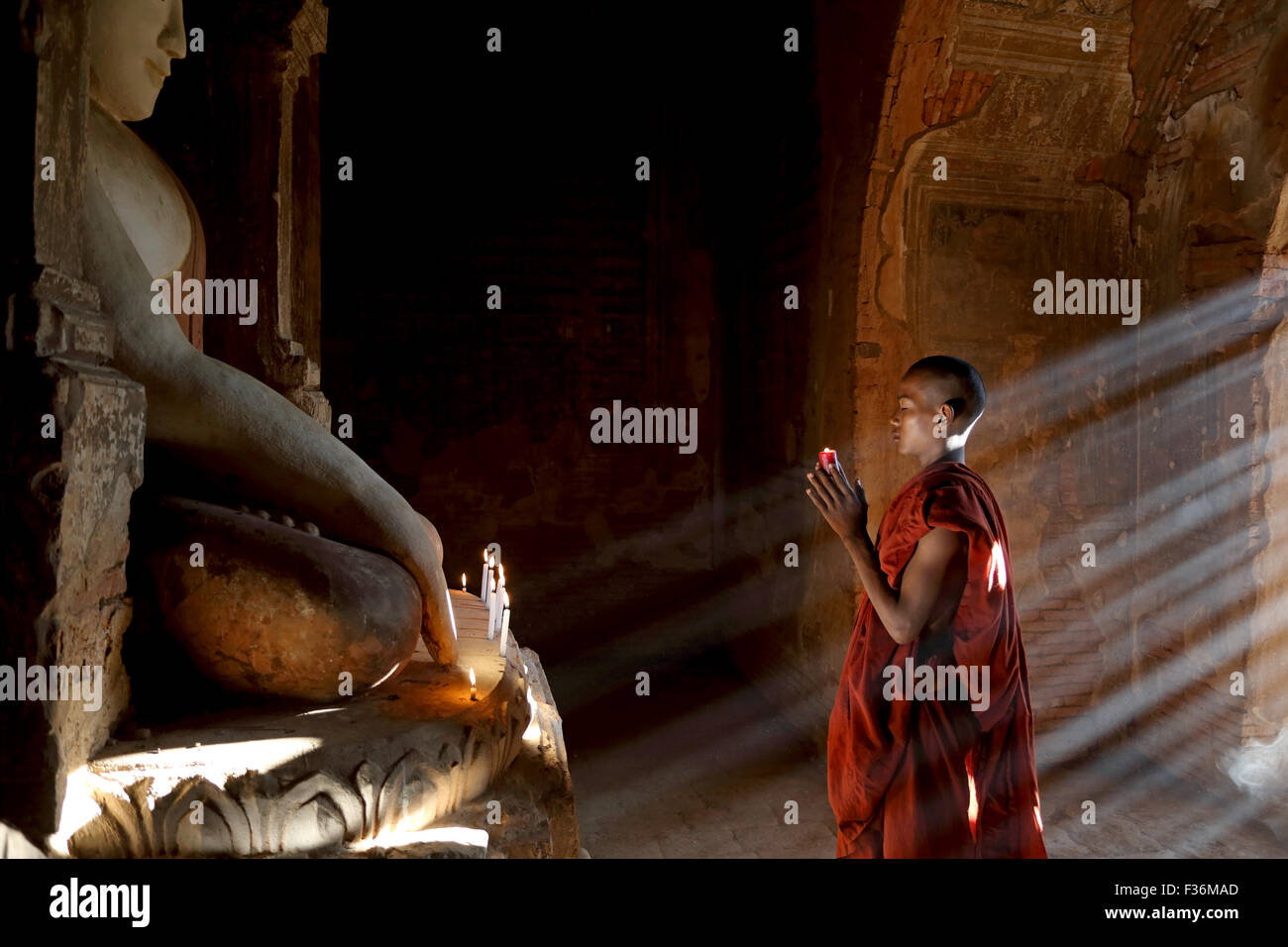 junge burmesische Novizin in einem Tempel in Bagan, Myanmar Stockfoto
