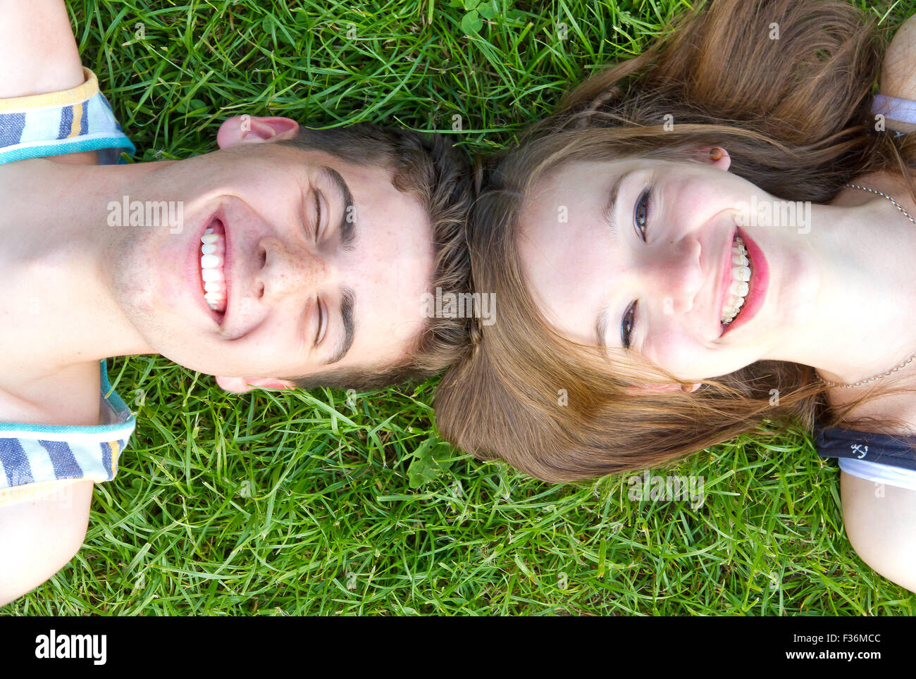Glückliches, junges Paar auf einer Wiese Stockfoto