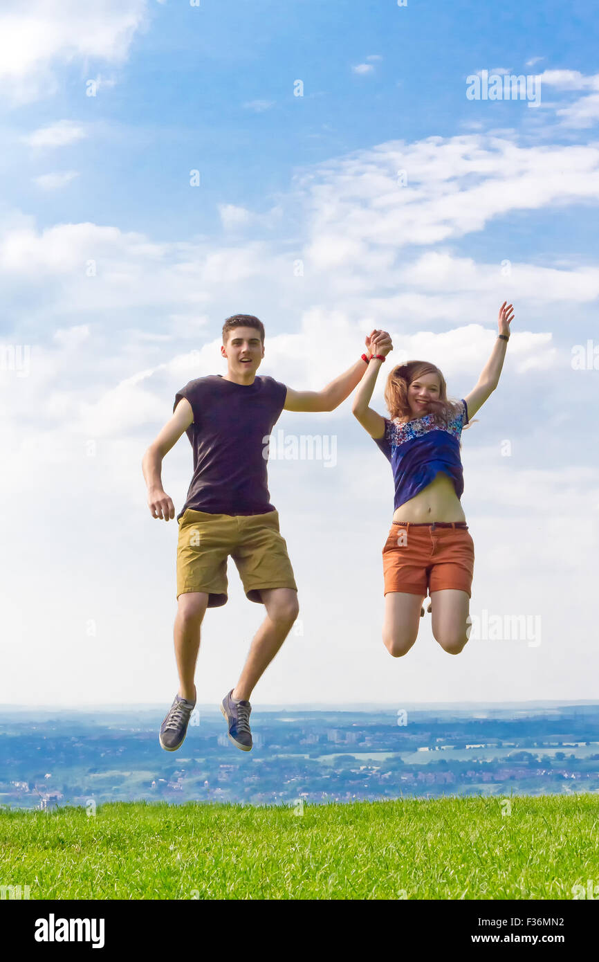 Junges Paar hoch in die Luft springen Stockfoto