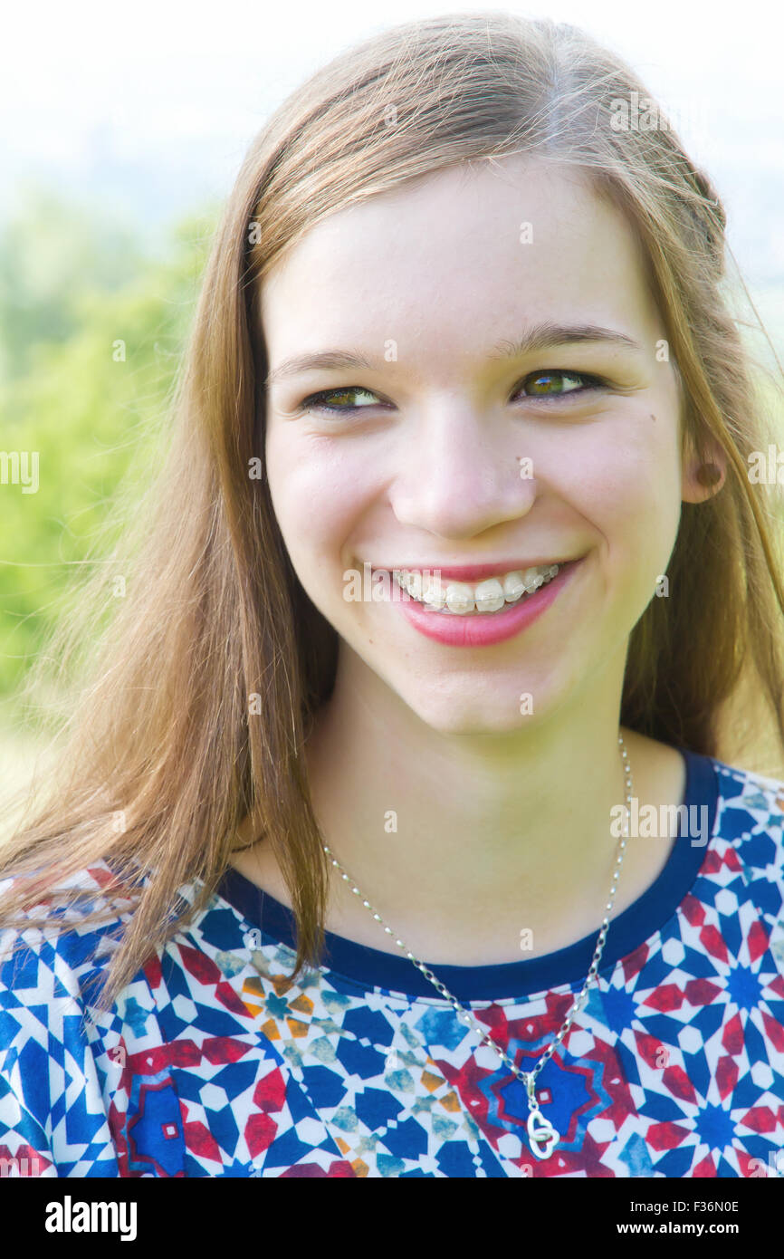 Porträt von ein fröhliches Mädchen mit Zahnspange Stockfoto