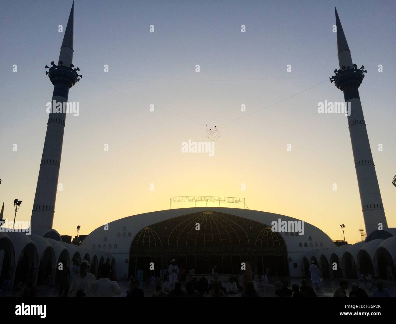 Lahore. 30. Sep, 2015. Foto aufgenommen am 30. September 2015, zeigt die Ansicht der Daten Durbar Schrein während des Sonnenuntergangs im östlichen Pakistan Lahore am 30. September 2015. Daten Darbar, befindet sich in der Stadt Lahore ist eines der ältesten islamischen Heiligtümer in Südasien. Es beherbergt die Überreste eines Sufi-Heiligen, Abul Hassan Ali Hajvery (besser bekannt als Daata Ganj Baksh oder "der Master (Daata), die Schätze von Allah, dem Allmächtigen begabt schenkt". Er soll auf dem Gelände im 11. Jahrhundert gelebt haben. © Ahmad Kamal/Xinhua/Alamy Live-Nachrichten Stockfoto