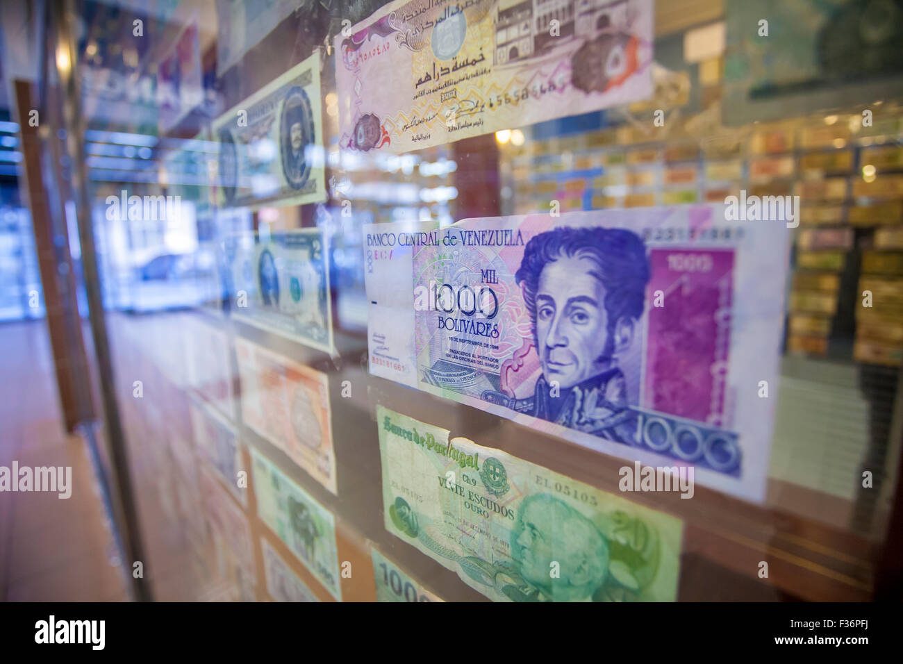 Alte Papierrechnungen im Fenster Währung Exchange Box in Prag, Tschechische Republik Stockfoto