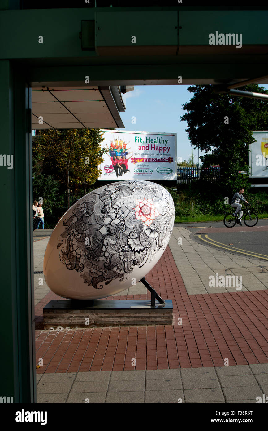 Rugby, Warwickshire, England, UK. 30. September 2015. Einem riesigen Rugbyball begrüßt Ankunft am Bahnhof von Rugby. Als Teil der Stadt Rugby Feier des Rugby World Cup 2015 wurden fünf riesigen Rugbybälle in exponierter Lage um die Stadt herum platziert. Das Display ist passenderweise den Titel "Rugby Got Balls". Bildnachweis: Colin Underhill/Alamy Live-Nachrichten Stockfoto