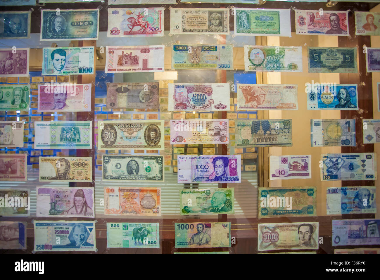 Alte Papierrechnungen im Fenster Währung Exchange Box in Prag, Tschechische Republik Stockfoto