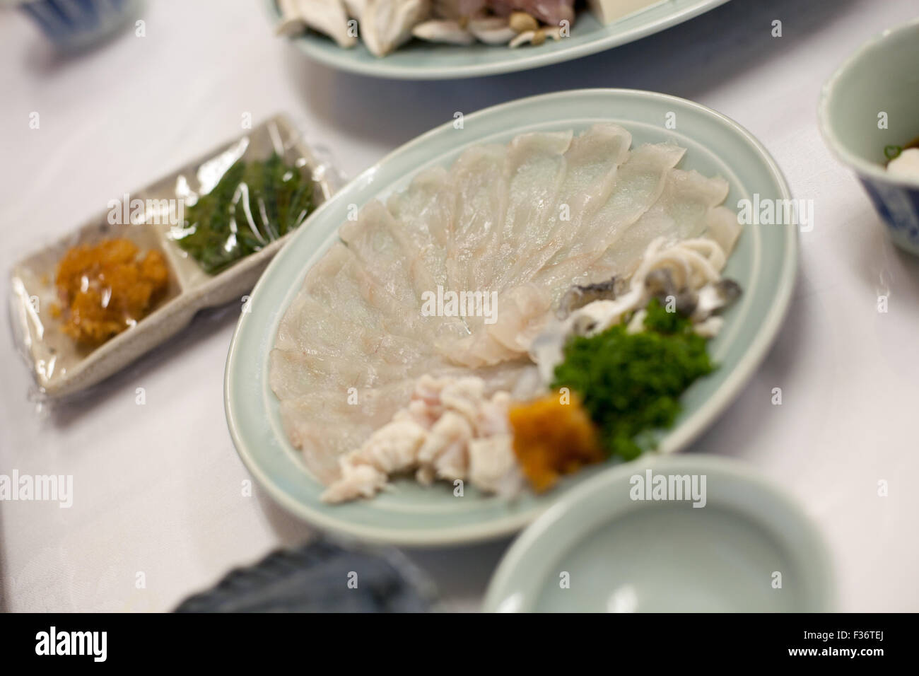 Fugu Sashimi auf Platte Schärfentiefe geschnitten Stockfoto