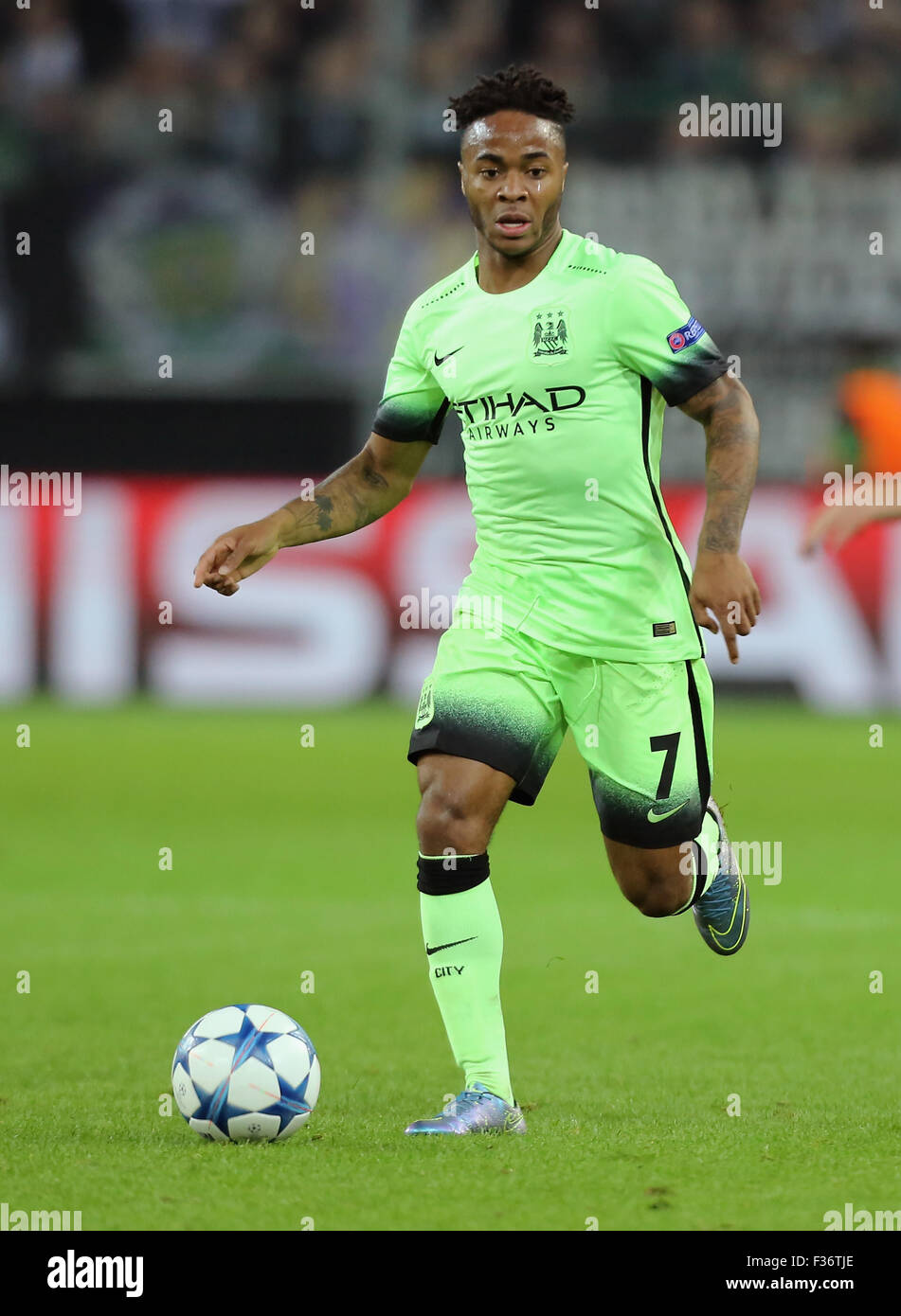 Mönchengladbach, Deutschland, 30. September 2015. Champions League, Gruppe D, Borussia Moenchengladbach Vs Manchester City: Raheem Sterling (Manchester City) steuert den Ball. Bildnachweis: Jürgen Schwarz/Alamy Live-Nachrichten Stockfoto