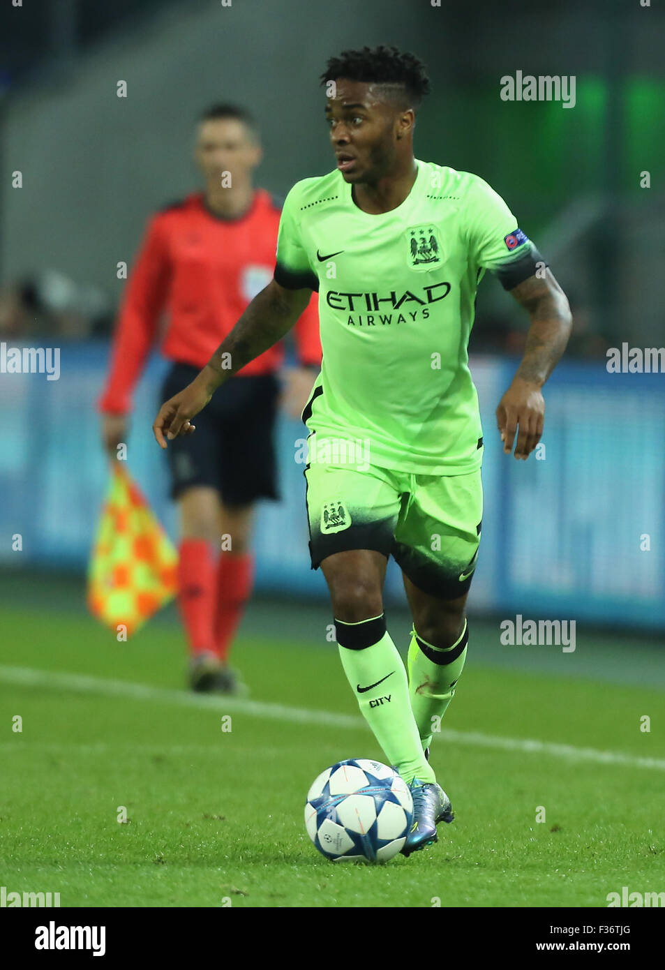 Mönchengladbach, Deutschland, 30. September 2015. Champions League, Gruppe D, Borussia Moenchengladbach Vs Manchester City: Raheem Sterling (Manchester City) steuert den Ball. Bildnachweis: Jürgen Schwarz/Alamy Live-Nachrichten Stockfoto