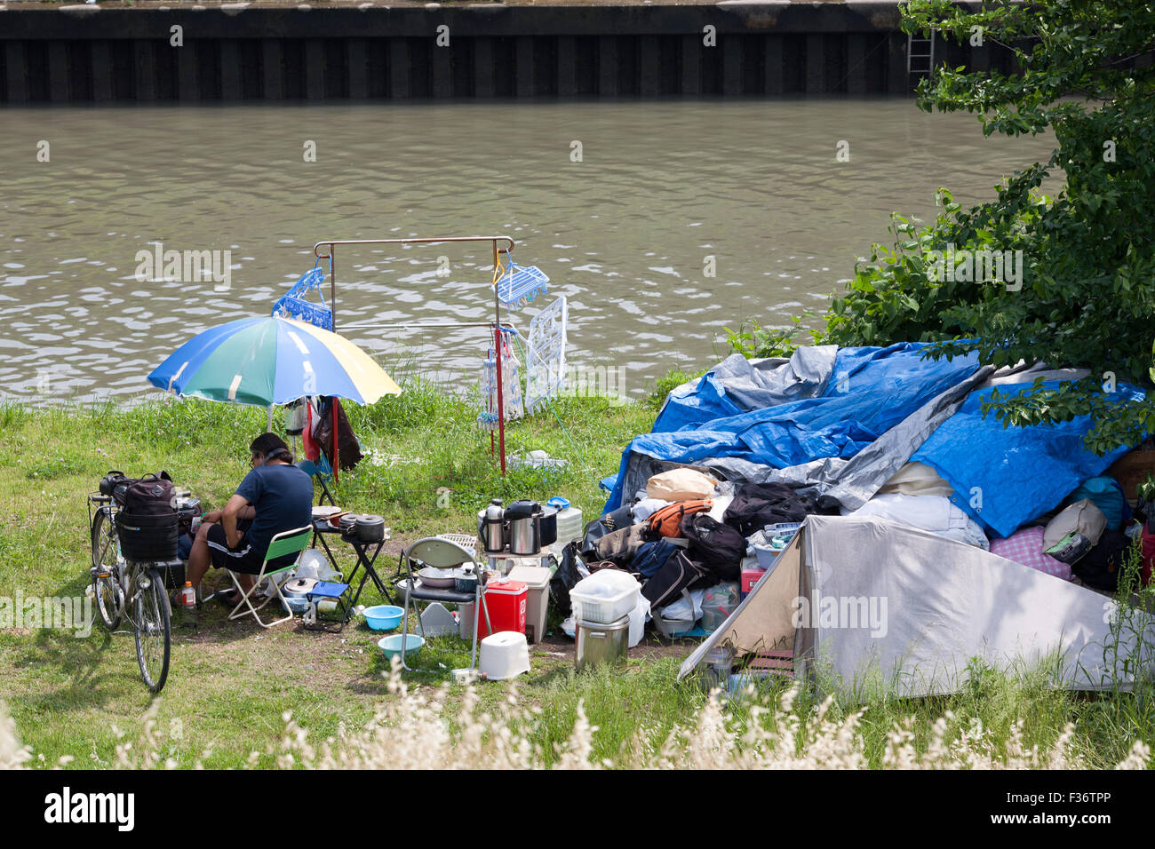 einfaches Leben Obdachlose am Flussufer Flussbett Stockfoto