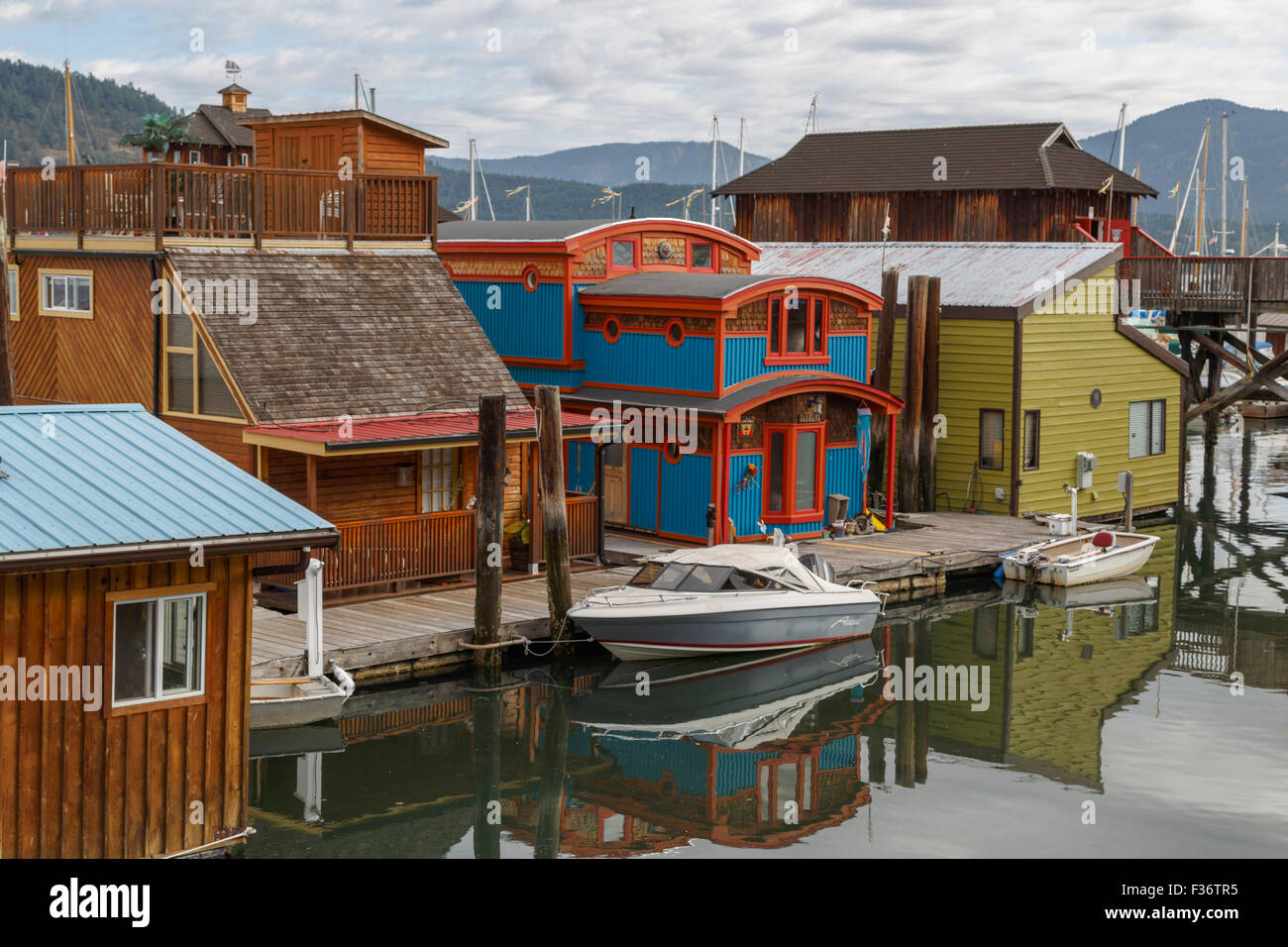 Bunte Schwimmer-Häuser in landschaftlich schöner Umgebung, Cowichan Bay, Vancouver Island, British Columbia, Kanada, Nordamerika. Stockfoto