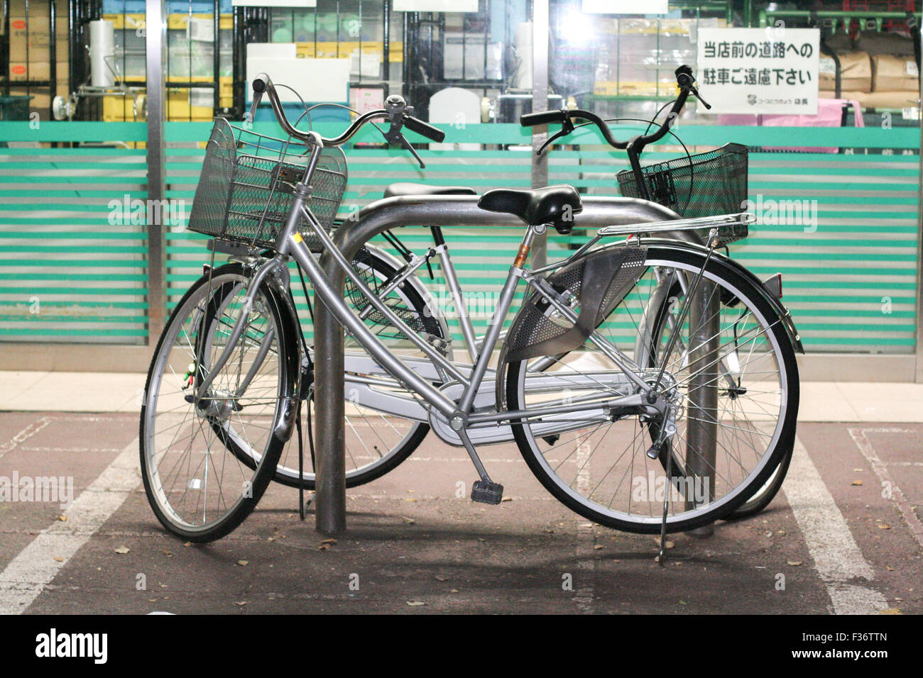zwei silberne Fahrräder Fahrrad Mamachari geparkt Stockfoto