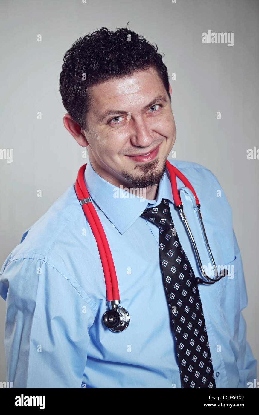 Porträt von hübschen jungen männlichen Arzt lächelnd. Stockfoto
