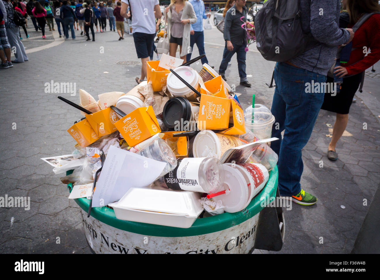 Take-out Leercontainer füllen einen Mülleimer am Panda Express Werbeveranstaltung in Columbus Circle in New York auf Sonntag, 27. September 2015. Panda Express, allgegenwärtig in Einkaufszentren und Flughäfen, plant eine Expansion in New York mit zwei Niederlassungen eröffnet nächsten Monat mit einem Dritten, noch in diesem Jahr geplant. Das Restaurant ist in Privatbesitz und verfügt über 1800 Filialen weltweit. (© Richard B. Levine) Stockfoto