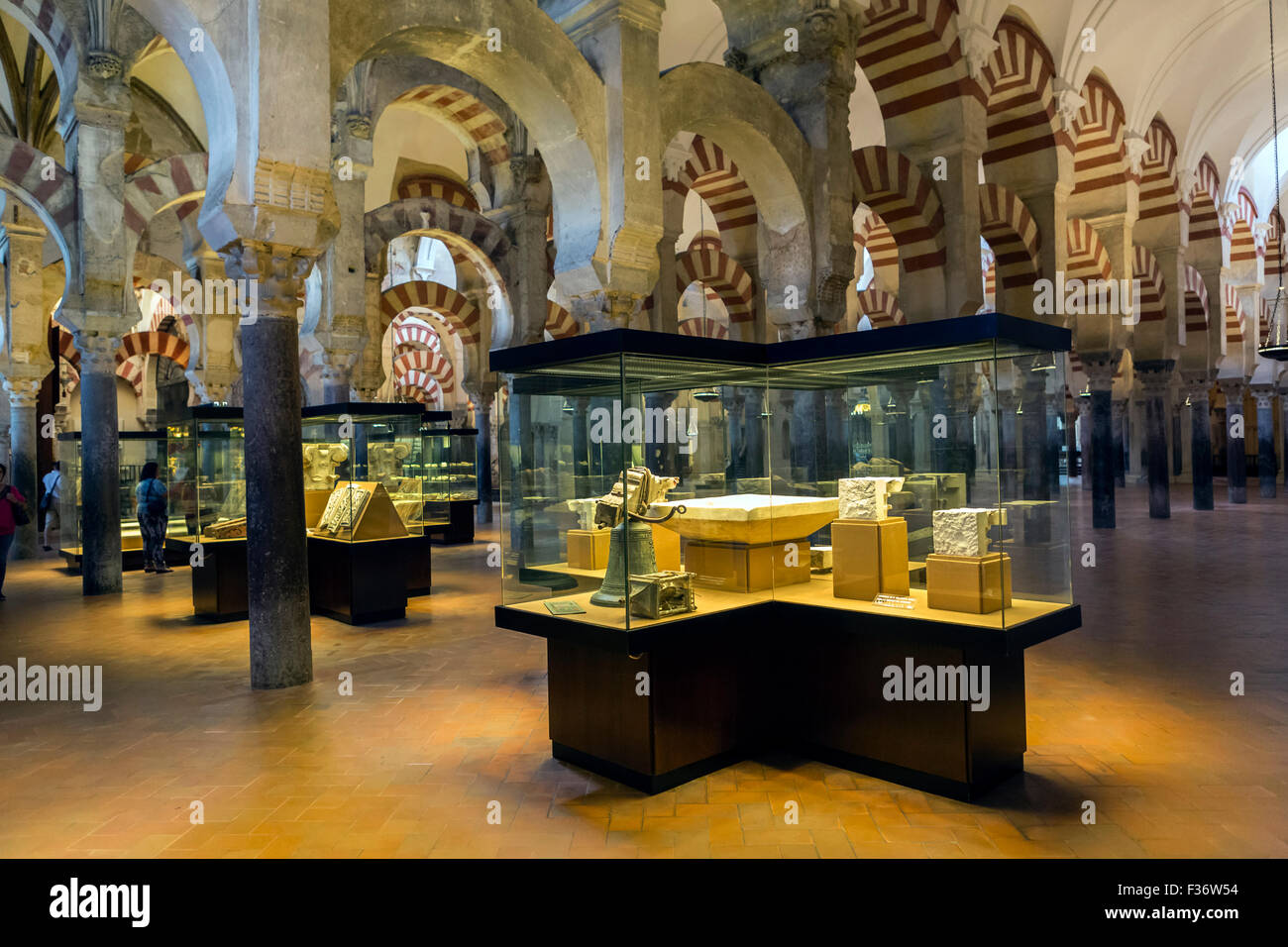Córdoba, Spanien – 27. September 2015: Innenraum der Mezquita-Kathedrale, eine mittelalterliche islamische Moschee, die in einem Cathol umgewandelt wurde Stockfoto