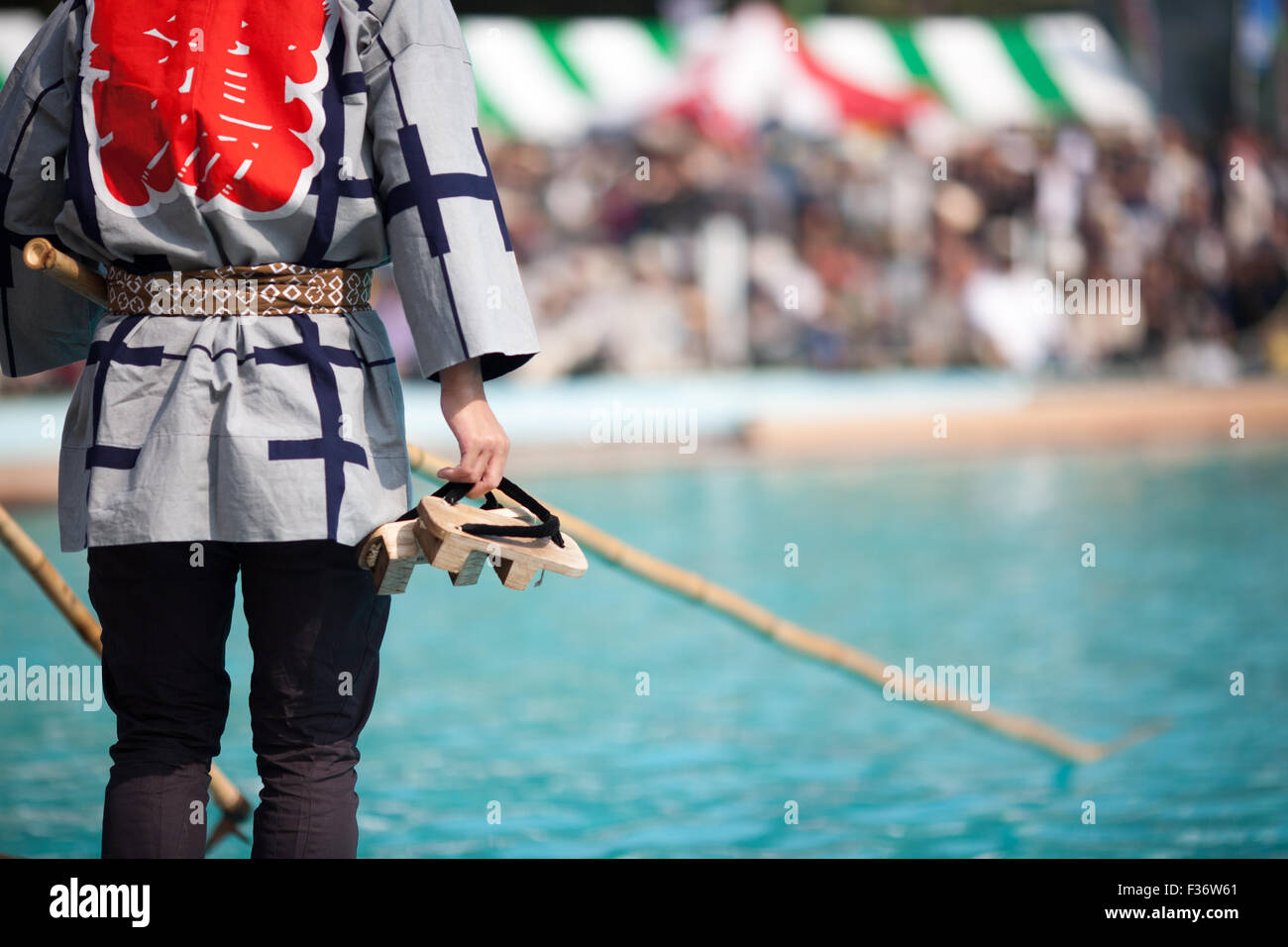 traditionelle japanische Yukata balancieren auf Blockbohlen auf dem Wasser Stockfoto