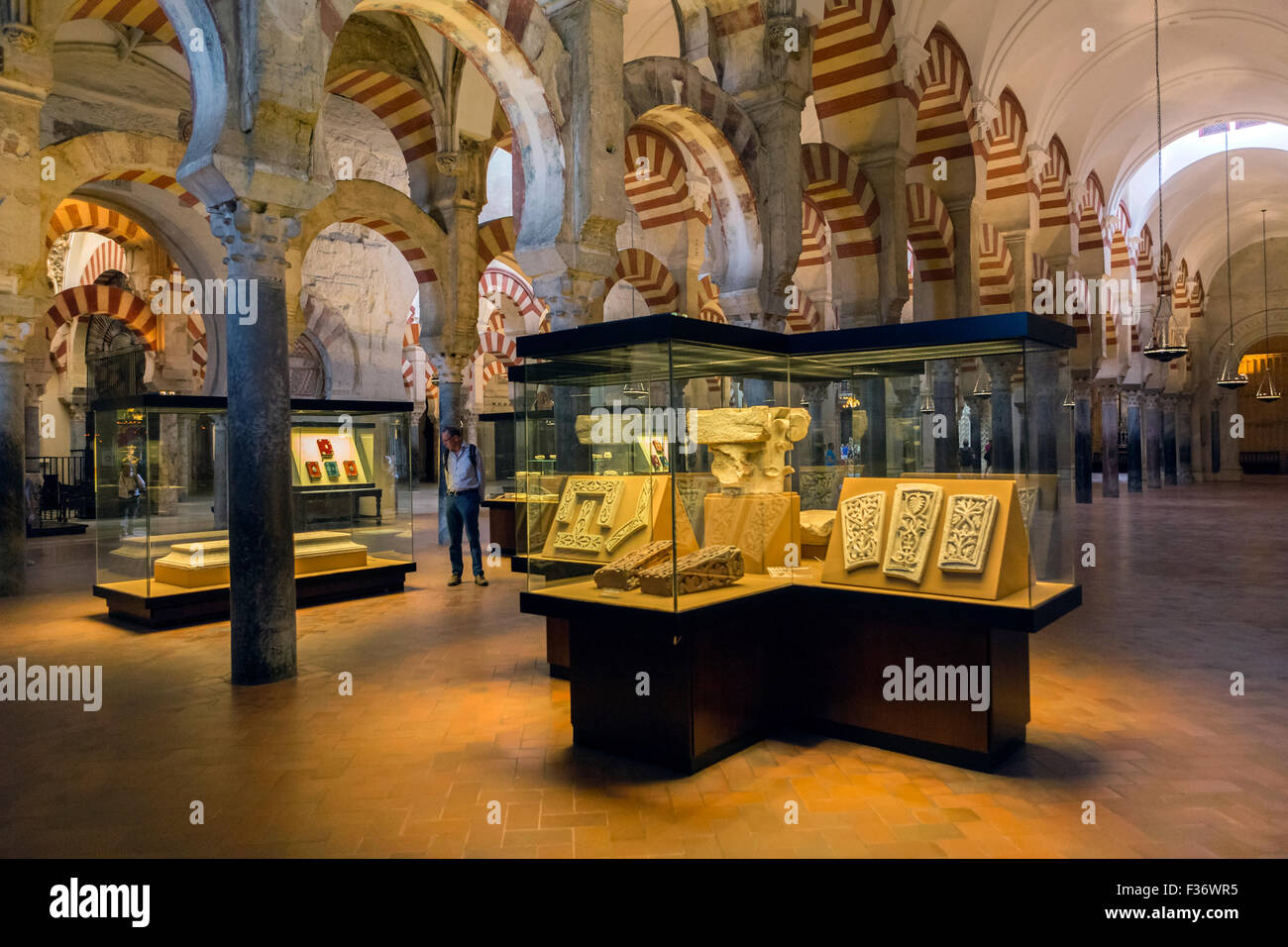 Córdoba, Spanien – 27. September 2015: Innenraum der Mezquita-Kathedrale, eine mittelalterliche islamische Moschee, die in einem Cathol umgewandelt wurde Stockfoto