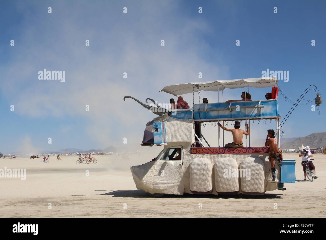 Eine Kunst Auto fährt der Playa während des jährlichen Burning Man-Festival in der Wüste 27. August 2014 in Black Rock City, Nevada. Stockfoto