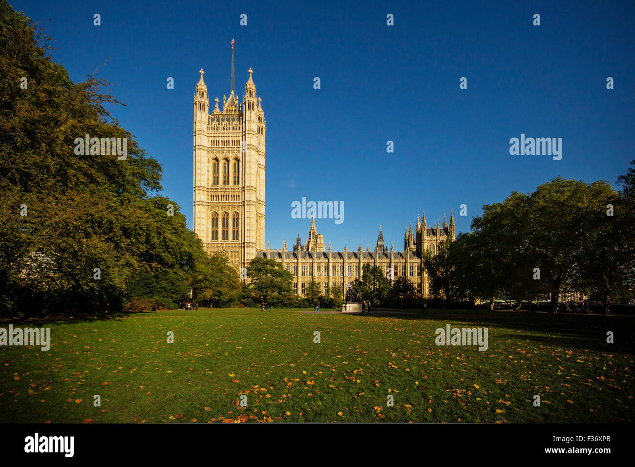 Der Palace of Westminster oder die Houses of Parliament in London vom Victoria Tower Gardens, UK gesehen. Stockfoto