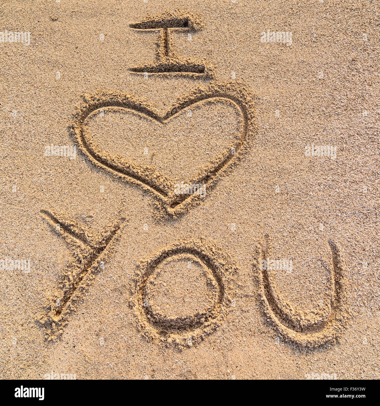 Auf dem Bild eine Inschrift auf dem Sand Liebe"Ich dich". Stockfoto