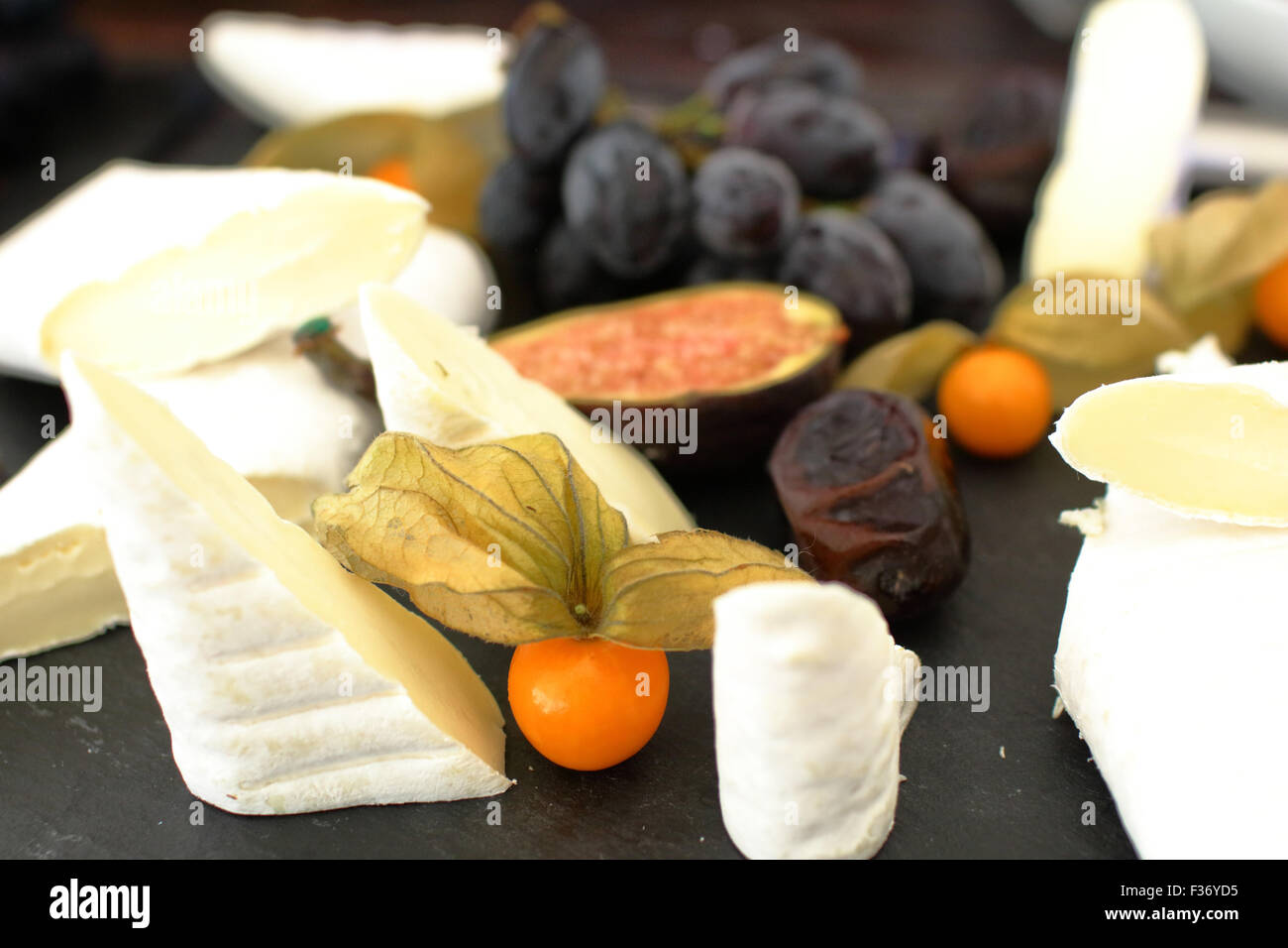 Reihe von Zutaten: Käse, Oliven, Beeren, Saucen, Snacks Stockfoto