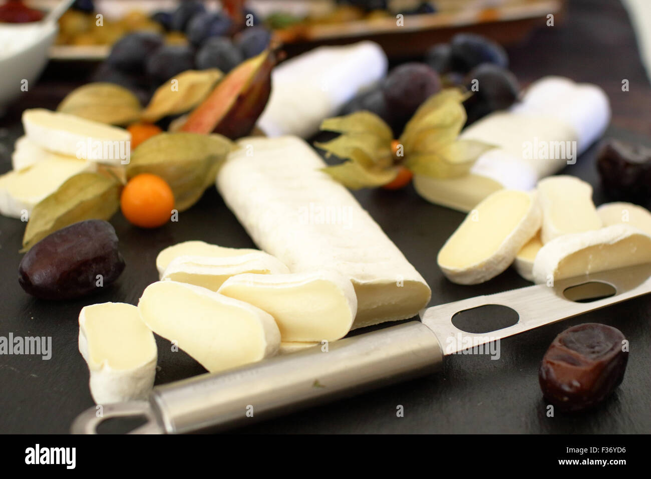 Reihe von Zutaten: Käse, Oliven, Beeren, Saucen, Snacks Stockfoto