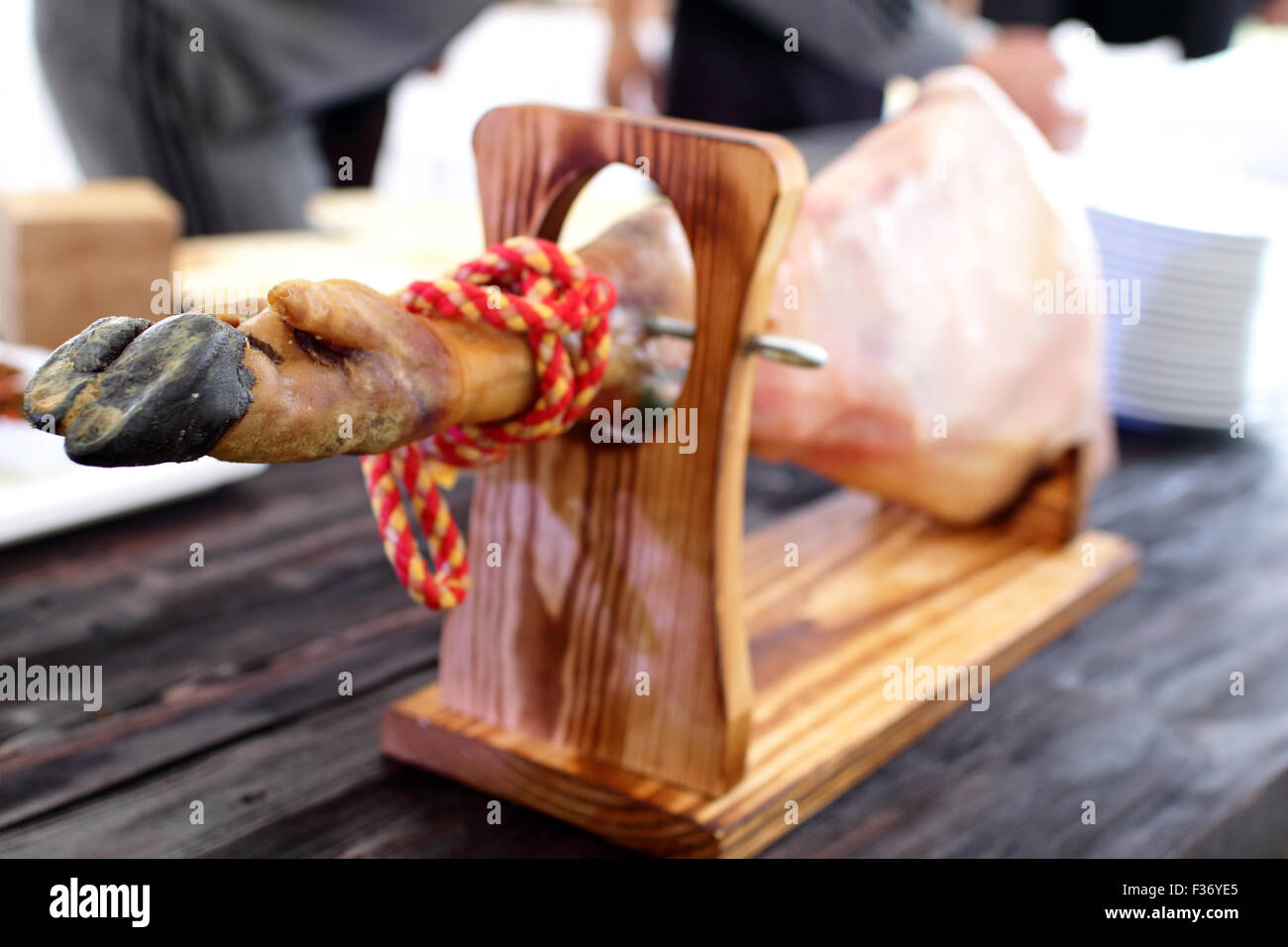 Schweinekeule auf einem Ständer Stockfoto