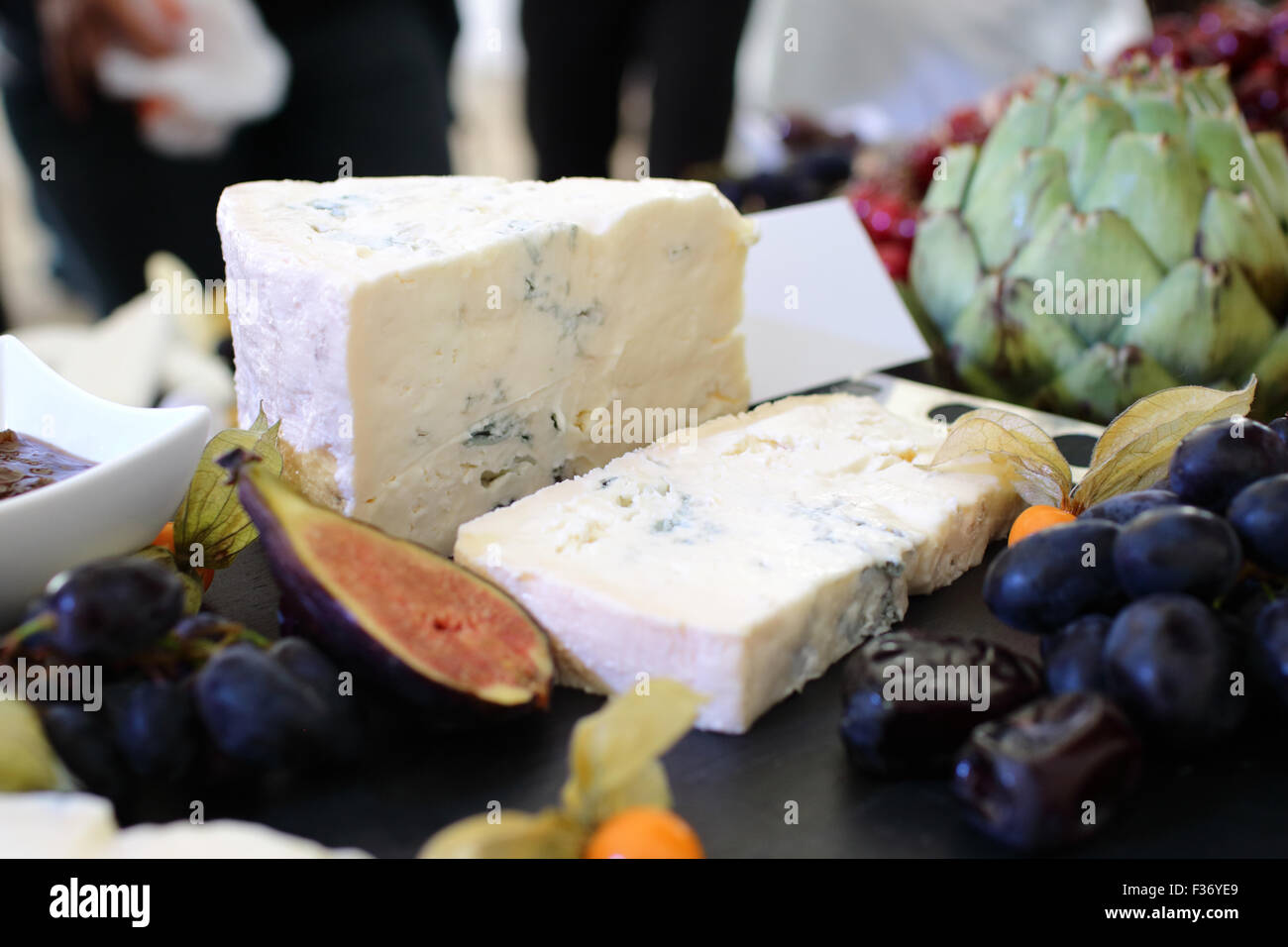 Reihe von Zutaten: Käse, Oliven, Beeren, Saucen, Snacks Stockfoto